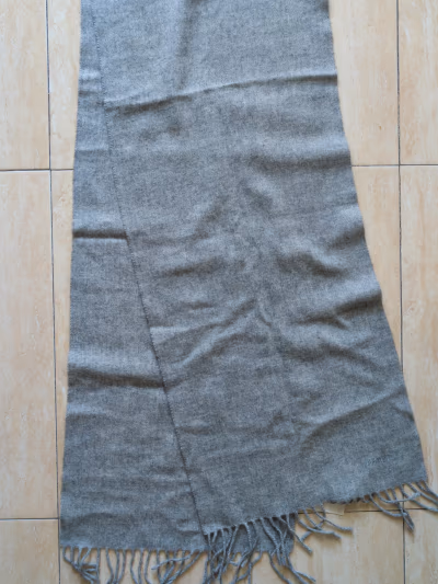 Bufanda de lana gris Arket by Arket — pre-loved on Thrifted.mt