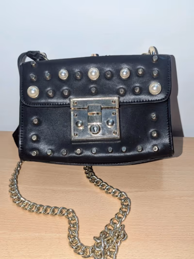 Borsa a tracolla nera con catena borchiata — pre-loved on Thrifted.mt