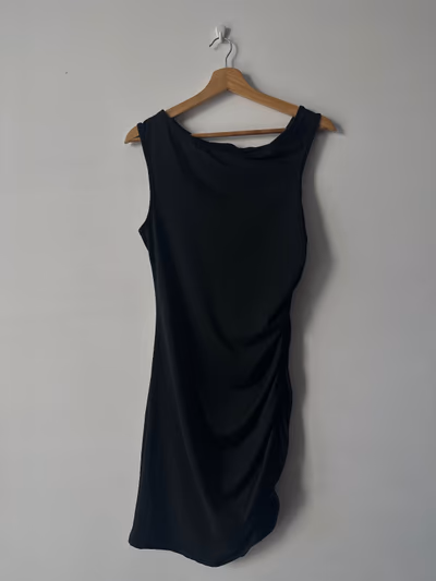 Minivestido negro con fruncidos by SHEIN — pre-loved on Thrifted.mt