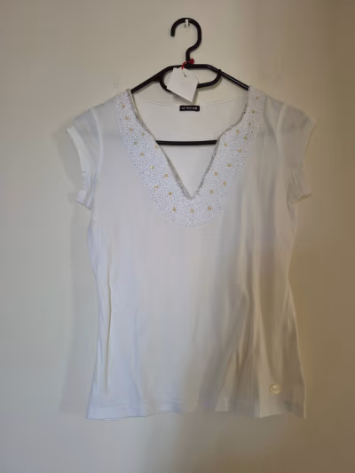 White V-neck beaded t-shirt