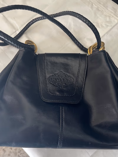 Borsa a tracolla classica in pelle nera by Inutsa — pre-loved on Thrifted.mt