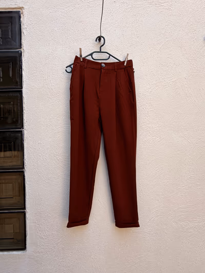 Pantalones plisados marrones — pre-loved on Thrifted.mt