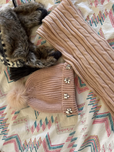 Cosy Winter Hats and Scarf by  And mangoSfera — pre-loved on Thrifted.mt
