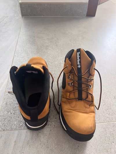 Timberland kids hiking boots by Timberland — pre-loved on Thrifted.mt