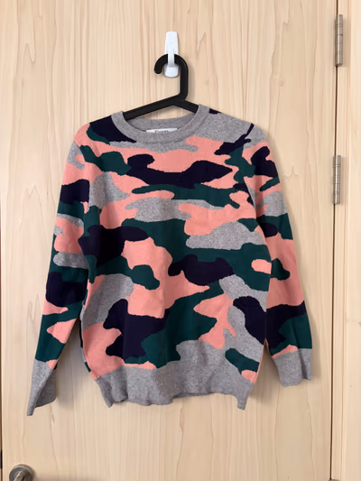 Camo print round neck jumper — pre-loved on Thrifted.mt