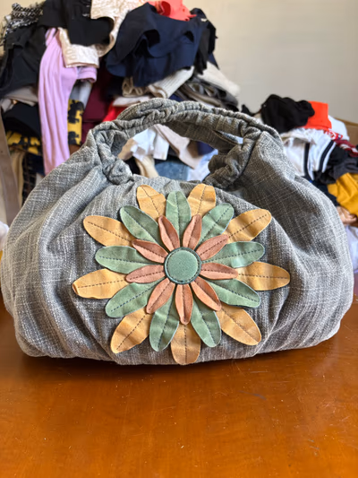 Grey linen handbag with flower — pre-loved on Thrifted.mt