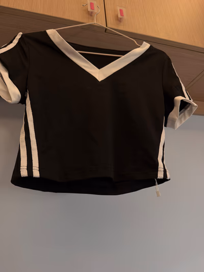 Camiseta deportiva en blanco y negro — pre-loved on Thrifted.mt
