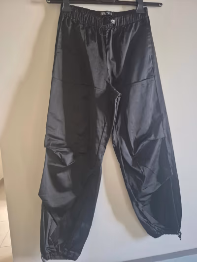 Pantalones holgados negros de Zara, talla XS/S by Zara — pre-loved on Thrifted.mt