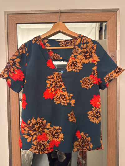 Grace & Mila floral blouse by Grace & Mila — pre-loved on Thrifted.mt