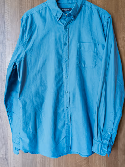 Camisa azul entallada de Dressmann by Dressmann — pre-loved on Thrifted.mt