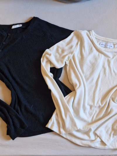 Camiseta negra de Brownie y camiseta blanca de Lefties by Brownie — pre-loved on Thrifted.mt