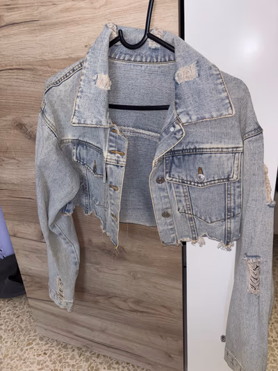 Light Wash Cropped Denim Jacket — pre-loved on Thrifted.mt