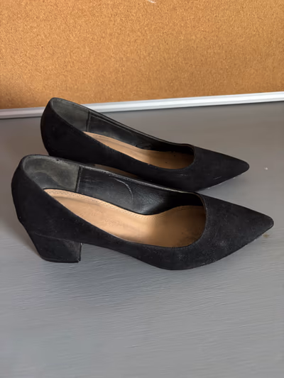 Black block heel court shoes — pre-loved on Thrifted.mt