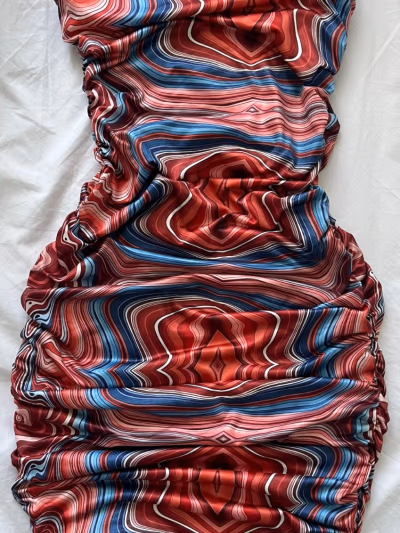 Minivestido fruncido con estampado abstracto — pre-loved on Thrifted.mt