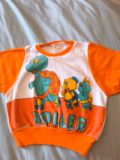 Vintage roller skating turtle top — pre-loved on Thrifted.mt