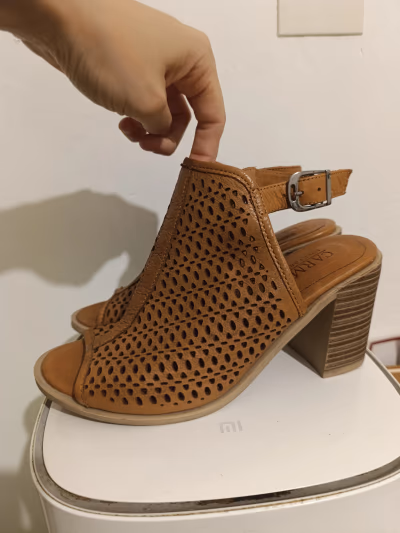 Sandálias de couro bege com corte a laser by Carmela — pre-loved on Thrifted.mt