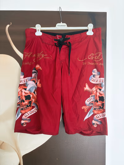 Pantaloncini da surf con grafica di Ed Hardy by Ed Hardy — pre-loved on Thrifted.mt
