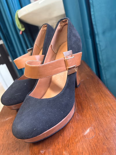 Sapatos de plataforma pretos e bege — pre-loved on Thrifted.mt
