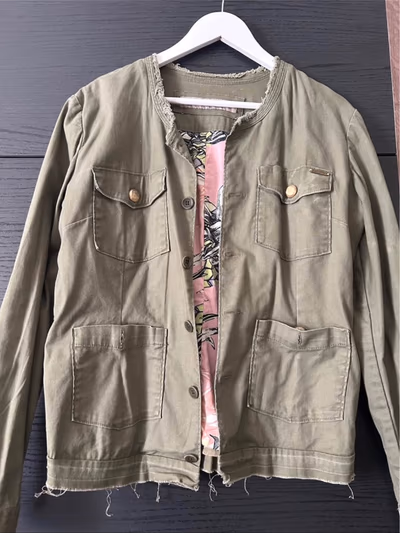 Chaqueta utilitaria Guess color caqui bordada by Guess — pre-loved on Thrifted.mt
