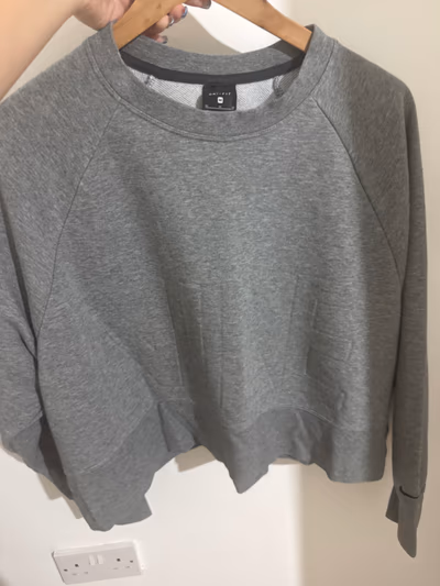 Sudadera Nike Dri-FIT gris by Nike — pre-loved on Thrifted.mt