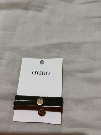 Juego de gomas elásticas para el cabello de terciopelo Oysho by Oysho — pre-loved on Thrifted.mt