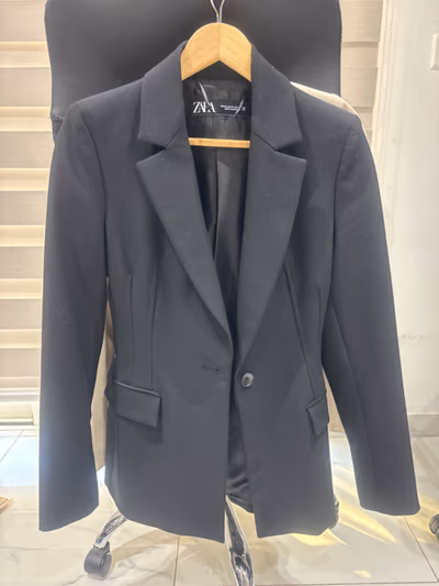 Classic black tailored blazer by Zara — pre-loved on Thrifted.mt