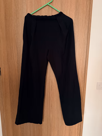 Pantalones clásicos negros de corte sastre — pre-loved on Thrifted.mt