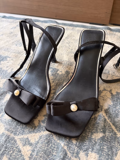 Sapatos de salto alto com laço de pérolas em cetim preto — pre-loved on Thrifted.mt
