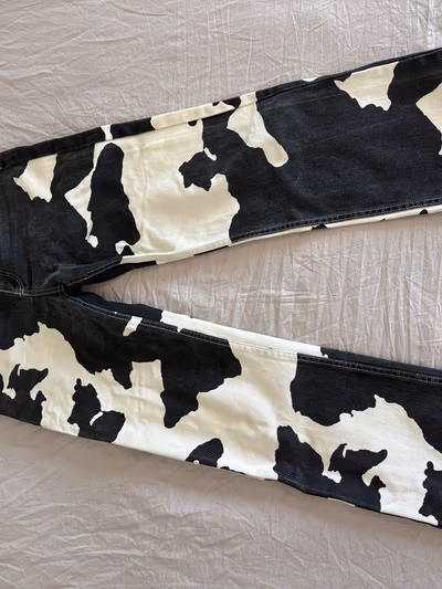 Pantalones rectos con estampado de vaca by Bershka — pre-loved on Thrifted.mt