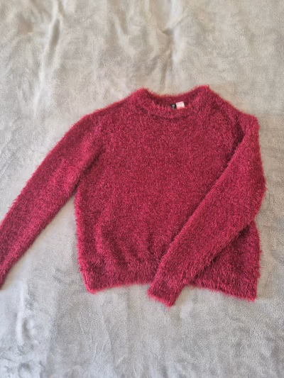 Jersey de punto mullido en color burdeos by H&M — pre-loved on Thrifted.mt