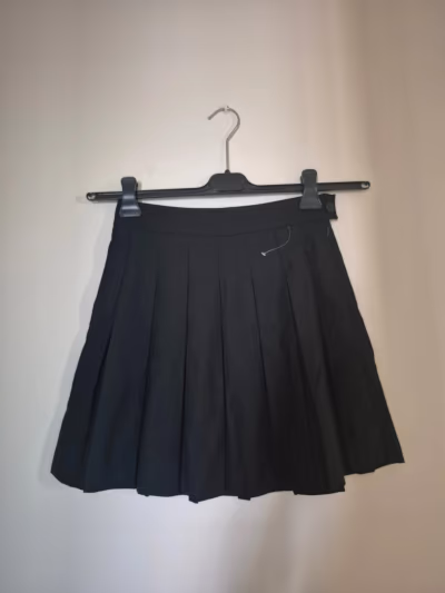 Minifalda plisada negra by Kiabi — pre-loved on Thrifted.mt