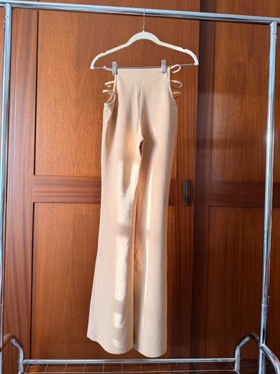 Pantalones acampanados «Mocha» de Bershka — pre-loved on Thrifted.mt