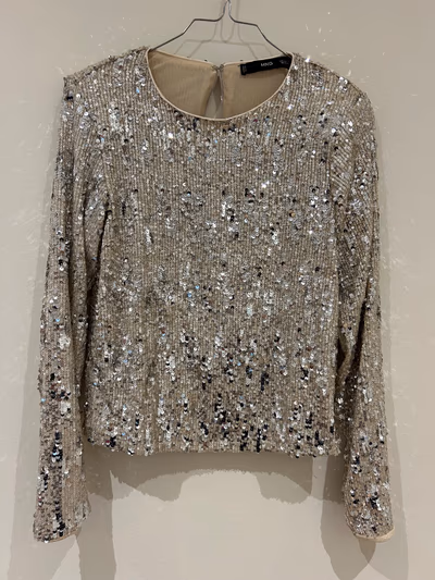 Top de manga larga con lentejuelas doradas de MNG by Mango — pre-loved on Thrifted.mt