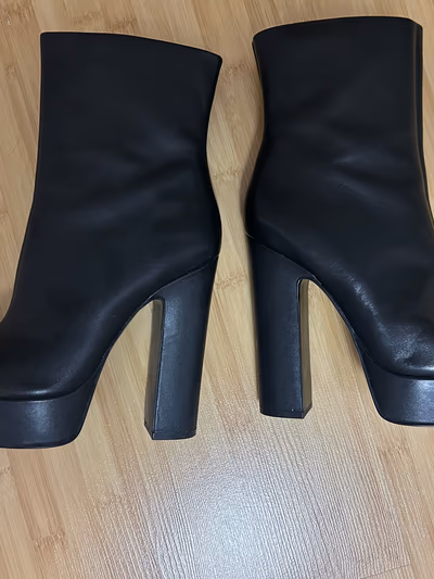 Black chunky platform ankle boots by Mango — pre-loved on Thrifted.mt