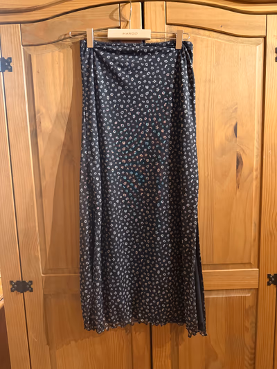 Falda midi negra con estampado floral de Urban Outfitters by Urban Outfitters — pre-loved on Thrifted.mt