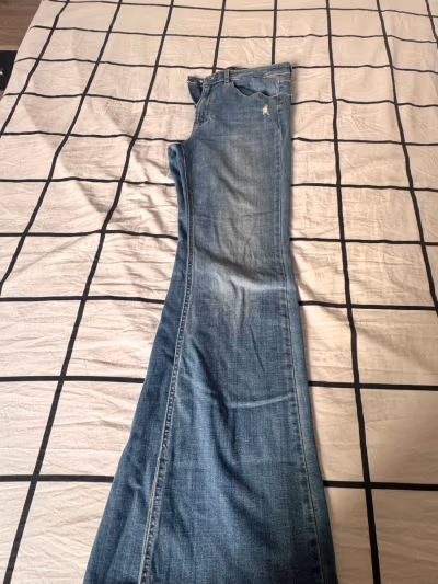 Stradivarius light wash flared jeans by Stradivarius — pre-loved on Thrifted.mt