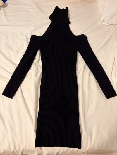 Vestido preto com canelado e ombros à mostra by Tally Weijl — pre-loved on Thrifted.mt