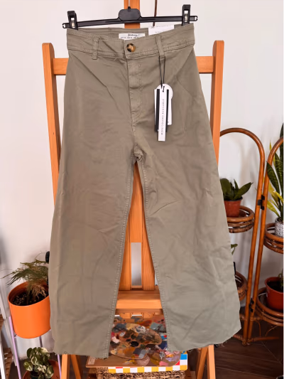Pantalones anchos capri color caqui de Stradivarius, talla EU38/UK10 by Stradivarius — pre-loved on Thrifted.mt
