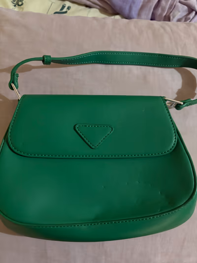 Green minimalist shoulder bag