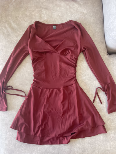 Burgundy Ruched Long Sleeve Dress — pre-loved on Thrifted.mt