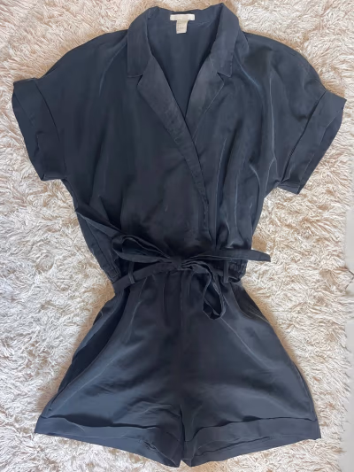 H&M 36 short playsuit by H&M — pre-loved on Thrifted.mt