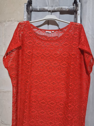 Top in pizzo color corallo / copricostume by Laura T — pre-loved on Thrifted.mt