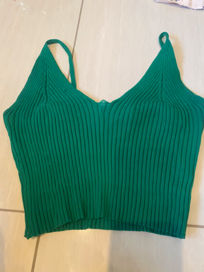 Top a canotta verde a coste — pre-loved on Thrifted.mt