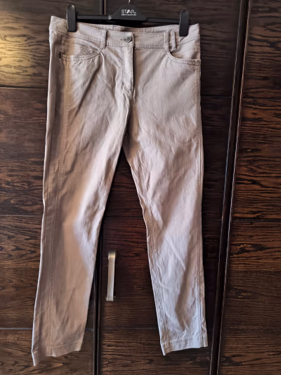 Pantalones elásticos Canda en color beige by Canda — pre-loved on Thrifted.mt