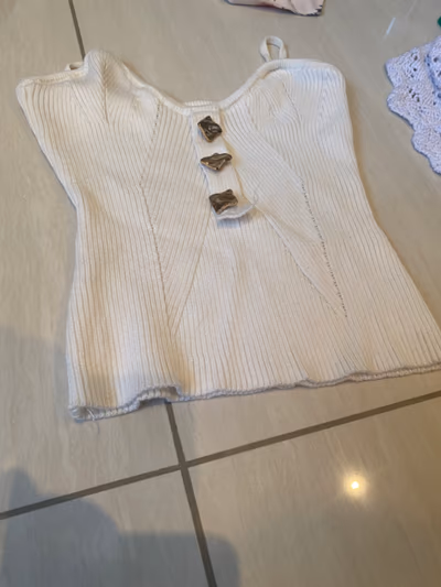 Top a canotta a coste con dettagli a bottoni — pre-loved on Thrifted.mt