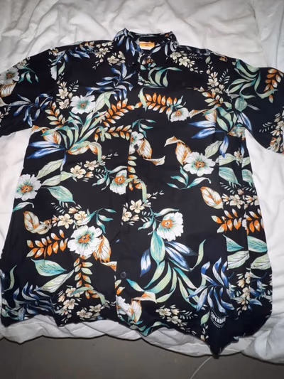 Camisa Superdry com estampado floral by Superdry — pre-loved on Thrifted.mt