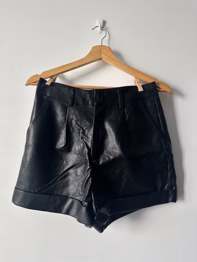 Pantalones cortos negros de imitación de piel by SHEIN — pre-loved on Thrifted.mt