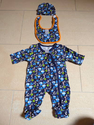 Baby Grow Hat and Bib by Pitter Patter — pre-loved on Thrifted.mt