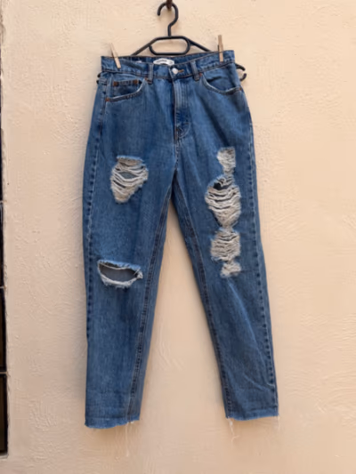 Jeans de mezclilla desgastados Pull&Bear by Pull&Bear — pre-loved on Thrifted.mt