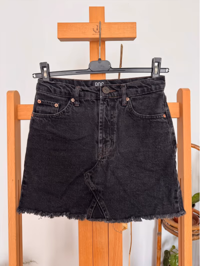 Falda vaquera negra lavada de Urban Outfitters by Urban Outfitters — pre-loved on Thrifted.mt